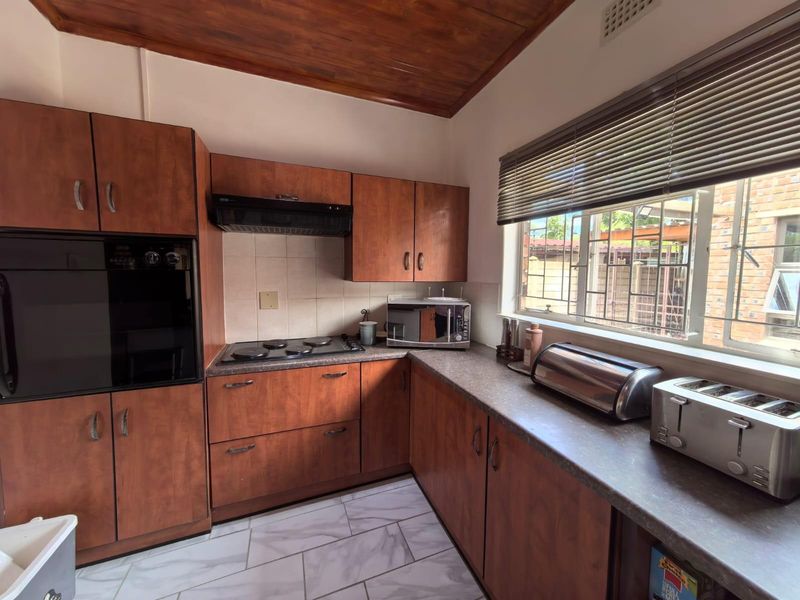 A Spacious Home With Heart And a Flat in Verwoerdpark, Kimberley - Photo 8