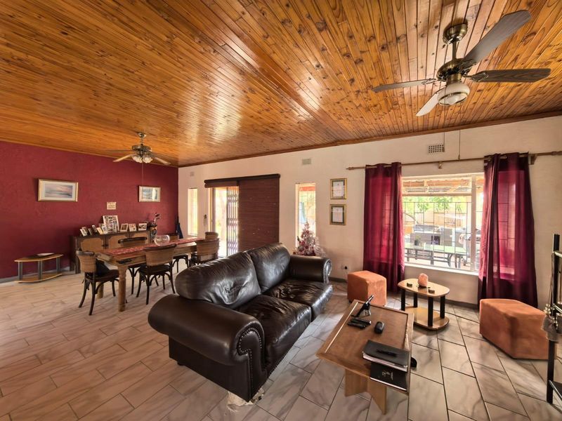 A Spacious Home With Heart And a Flat in Verwoerdpark, Kimberley - Photo 4