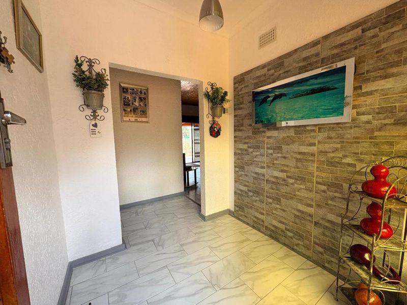 A Spacious Home With Heart And a Flat in Verwoerdpark, Kimberley - Photo 2