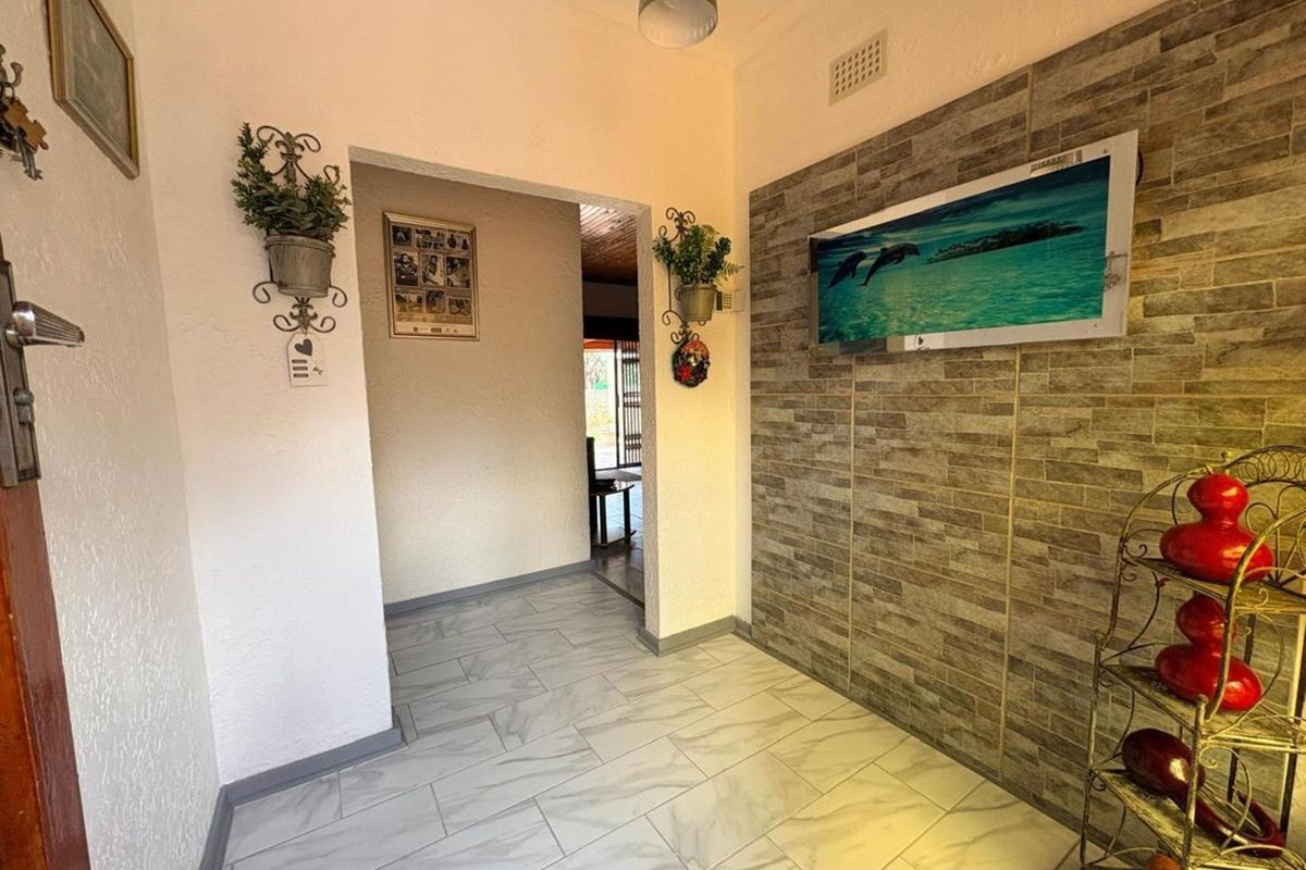 A Spacious Home With Heart And a Flat in Verwoerdpark, Kimberley - Photo 2