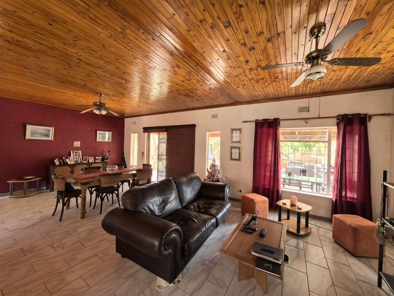 A Spacious Home With Heart And a Flat in Verwoerdpark, Kimberley - Photo 6