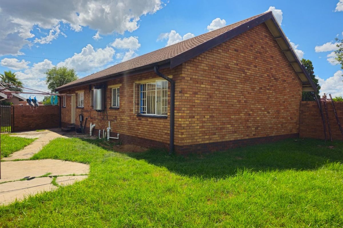 House For Sale in Tasbet Park Ext 3, Tasbet Park, Witbank - Photo 2