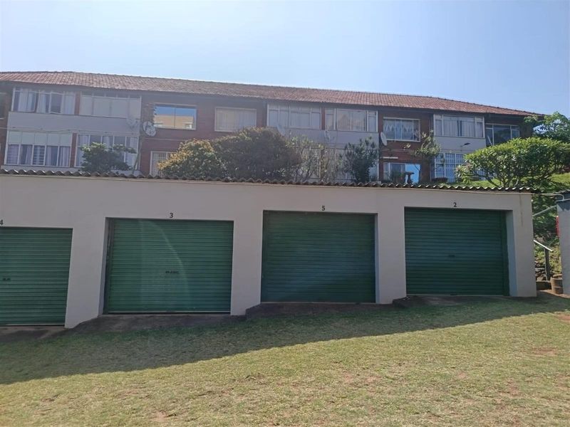 SNUG INVITING 1 BEDROOM UNIT WITH SEA VIEWS - Photo 1