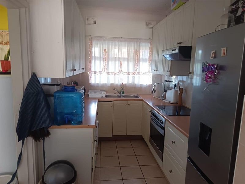 SNUG INVITING 1 BEDROOM UNIT WITH SEA VIEWS - Photo 10