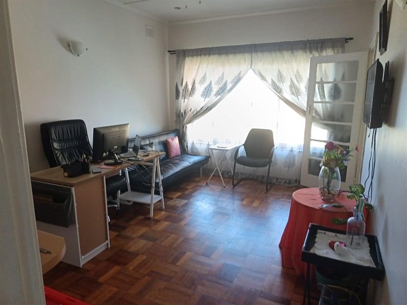 SNUG INVITING 1 BEDROOM UNIT WITH SEA VIEWS - Photo 5