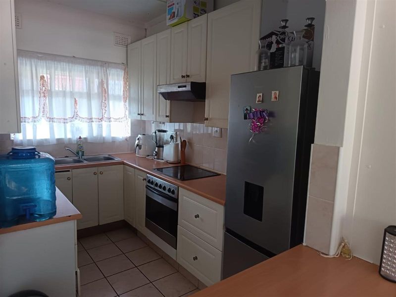 SNUG INVITING 1 BEDROOM UNIT WITH SEA VIEWS - Photo 4