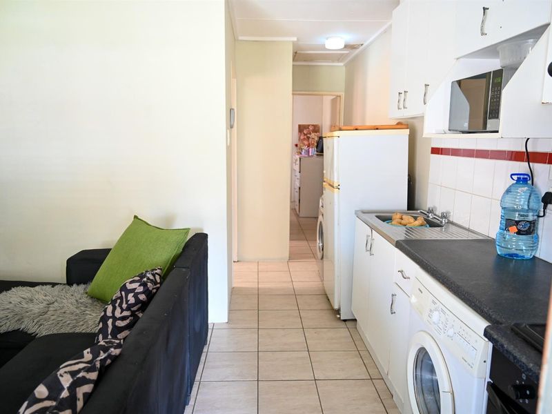2 Bedroom House - Photo 9