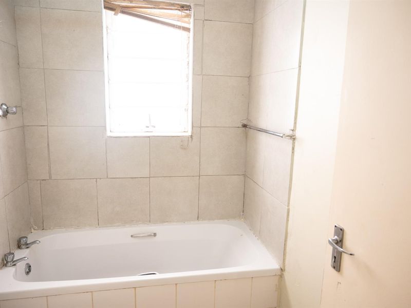 2 Bedroom House - Photo 10