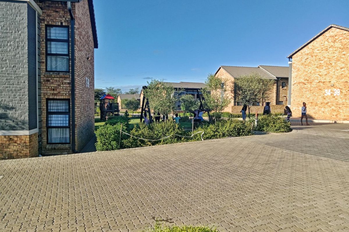 Luxurious 2 Bedroom Apartment To Rent in Theresa Park at Forest View security Estate, Pretoria North - Photo 2