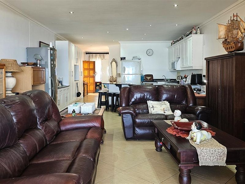 Apartment For Sale in Uvongo Beach, Margate, KwaZulu Natal - Photo 2