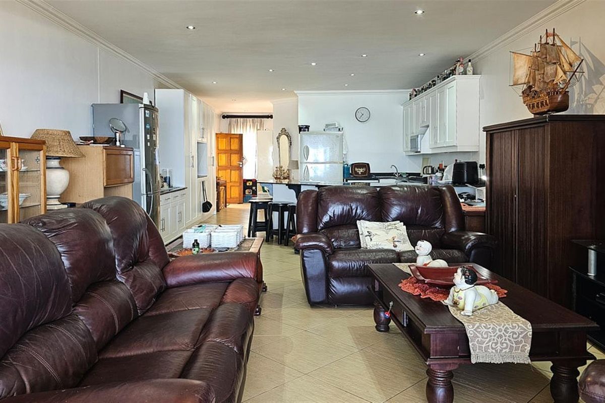 Apartment For Sale in Uvongo Beach, Margate, KwaZulu Natal - Photo 2