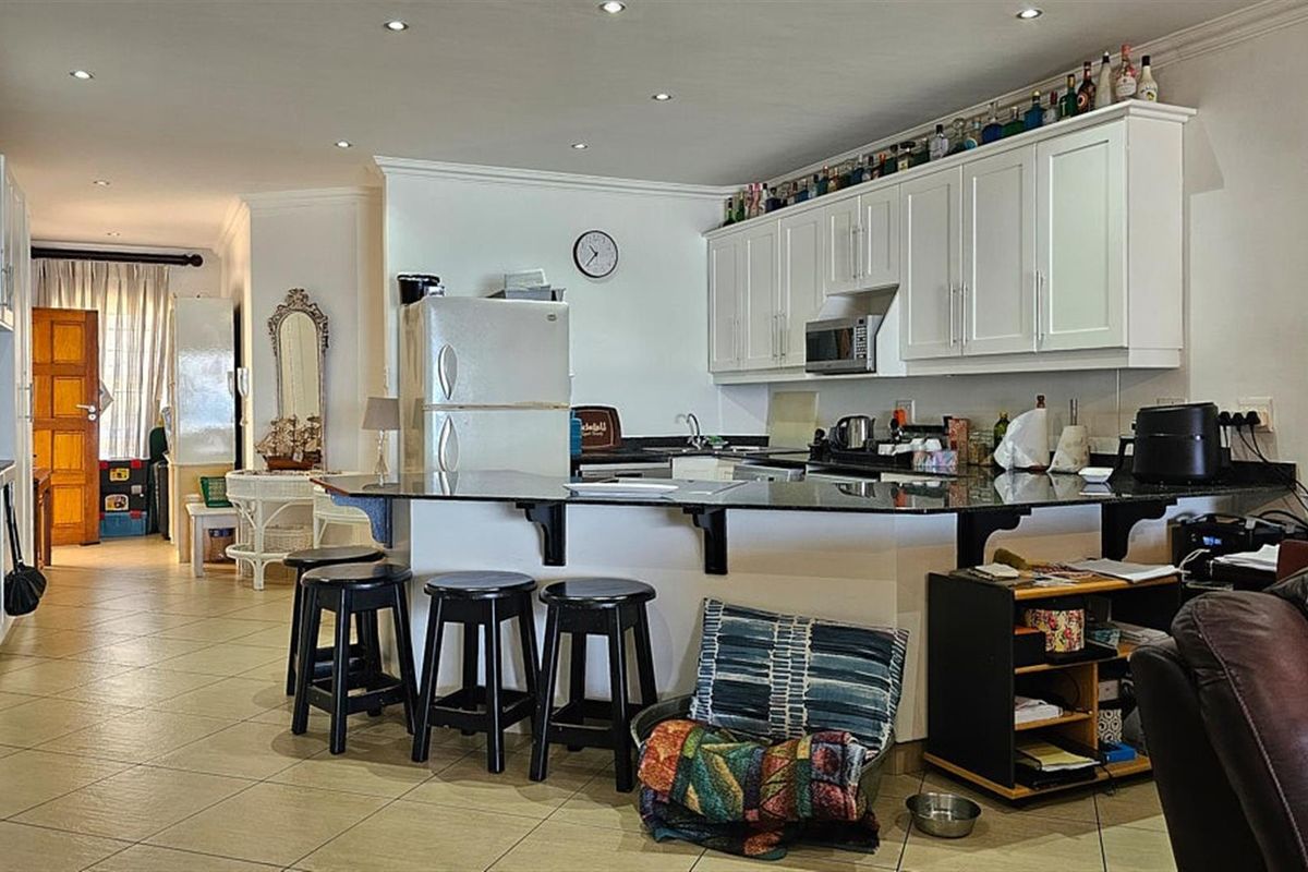 Apartment For Sale in Uvongo Beach, Margate, KwaZulu Natal - Photo 3