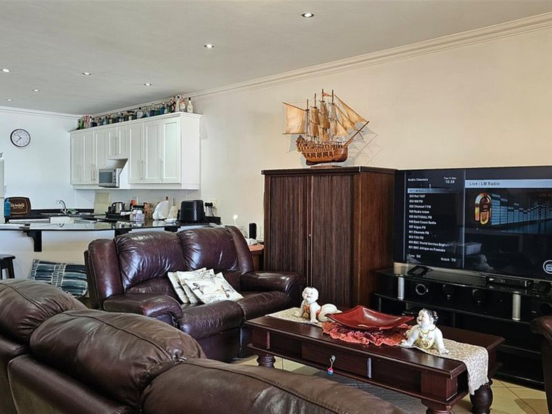 Apartment For Sale in Uvongo Beach, Margate, KwaZulu Natal - Photo 10