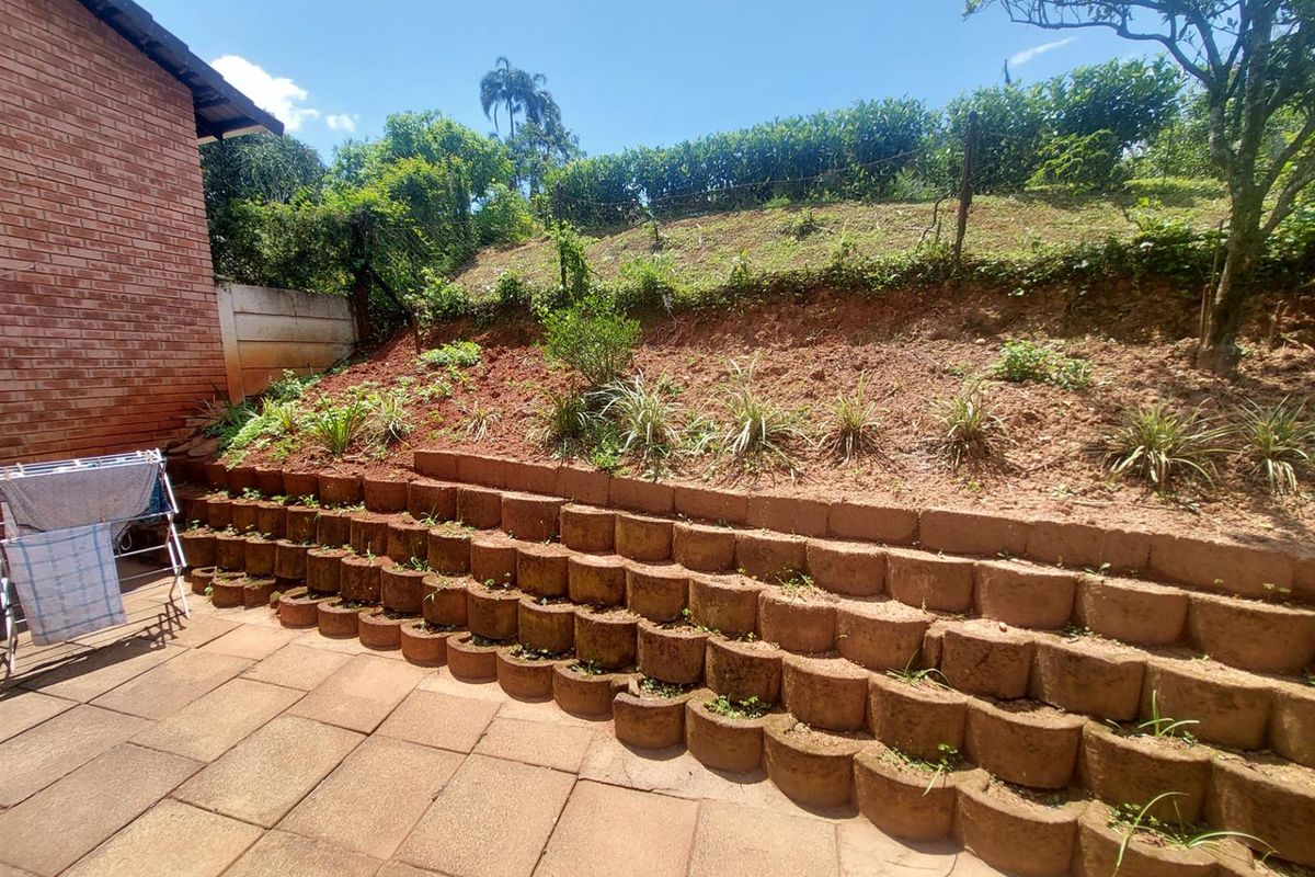 3 bed 2 bath Townhouse For Sale in upmarket waltdorf estate chase valley,pietermaritzburg - Photo 5