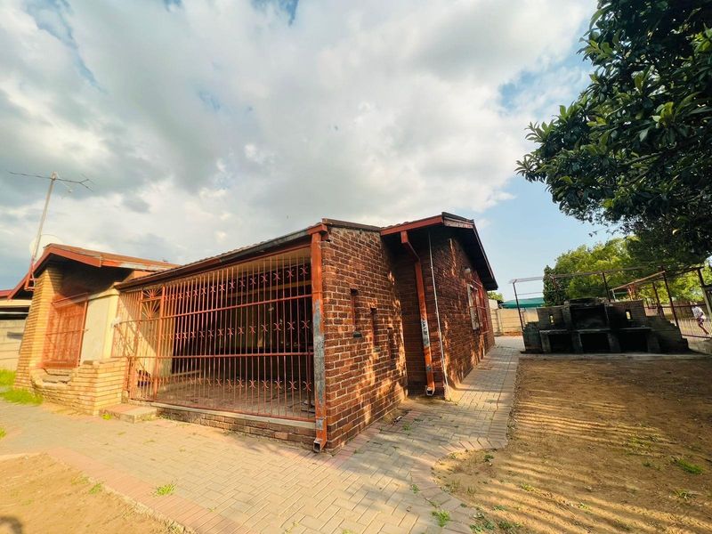 House For Sale in Vanderbijlpark CW 5, Vanderbijlpark CW, Vanderbijlpark - Photo 2