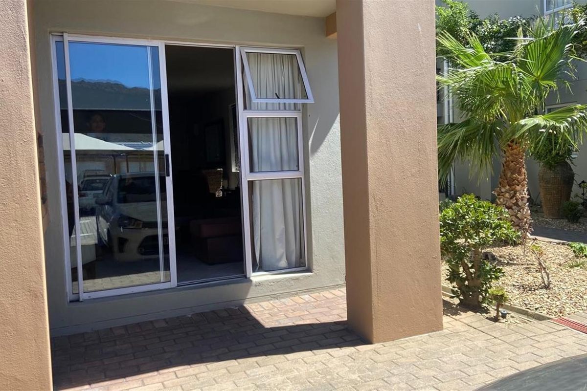 Stunning Apartment in Whispering Pines, Gordons Bay Central, Gordons Bay - Photo 3