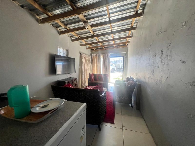 Spacious 5 bedroom house located in the heart of Mdantsane Nu 11 East London - Photo 10