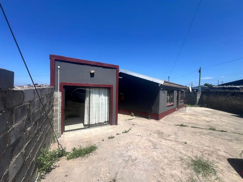 Spacious 5 bedroom house located in the heart of Mdantsane Nu 11 East London - Photo 8