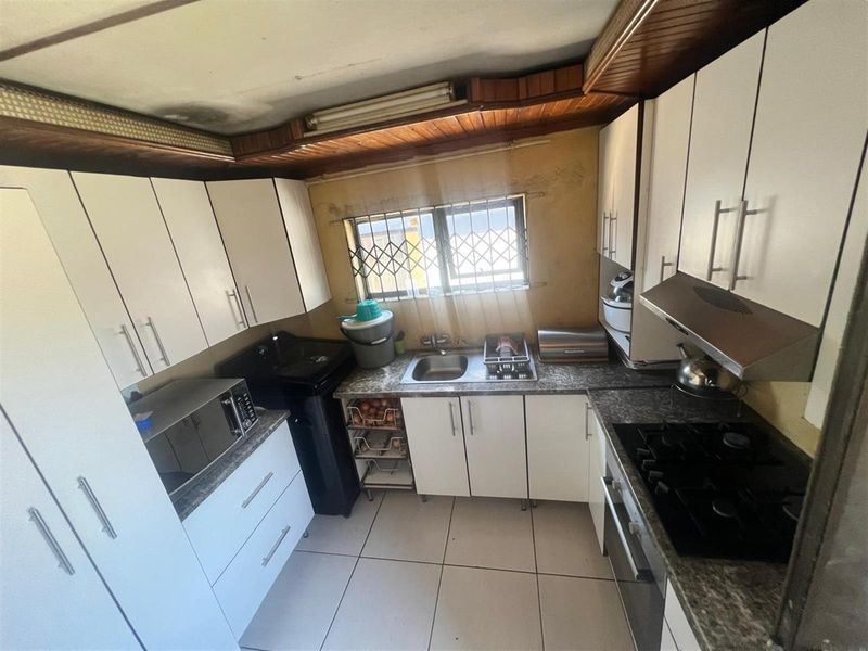 Spacious 5 bedroom house located in the heart of Mdantsane Nu 11 East London - Photo 3