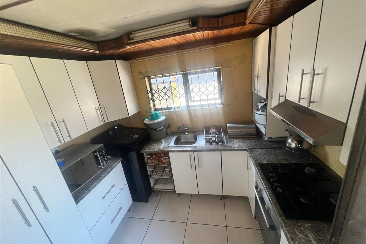 Spacious 5 bedroom house located in the heart of Mdantsane Nu 11 East London - Photo 3