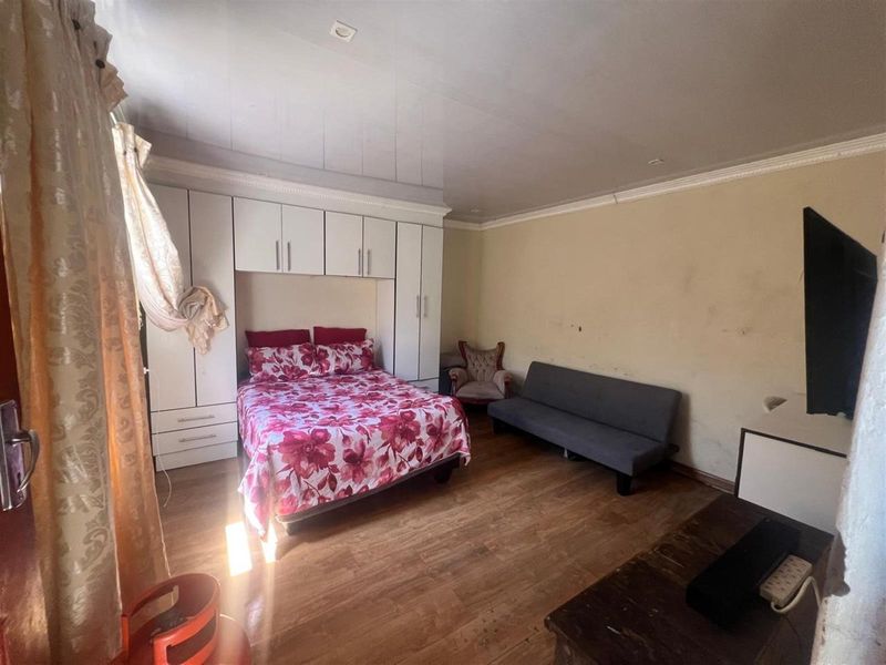 Spacious 5 bedroom house located in the heart of Mdantsane Nu 11 East London - Photo 4