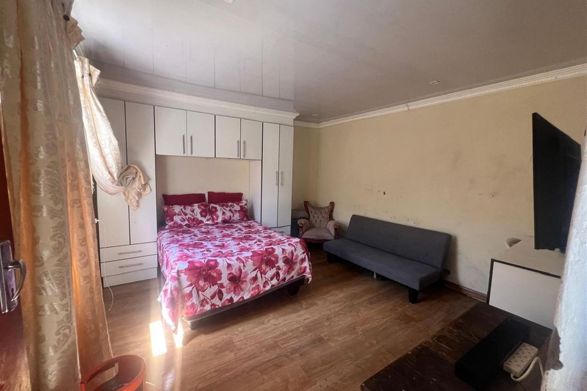 Spacious 5 bedroom house located in the heart of Mdantsane Nu 11 East London - Photo 4