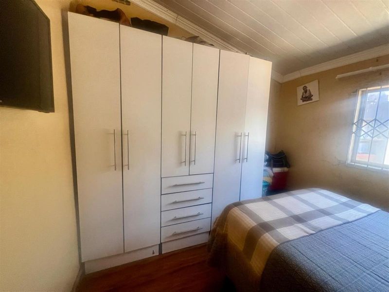 Spacious 5 bedroom house located in the heart of Mdantsane Nu 11 East London - Photo 5