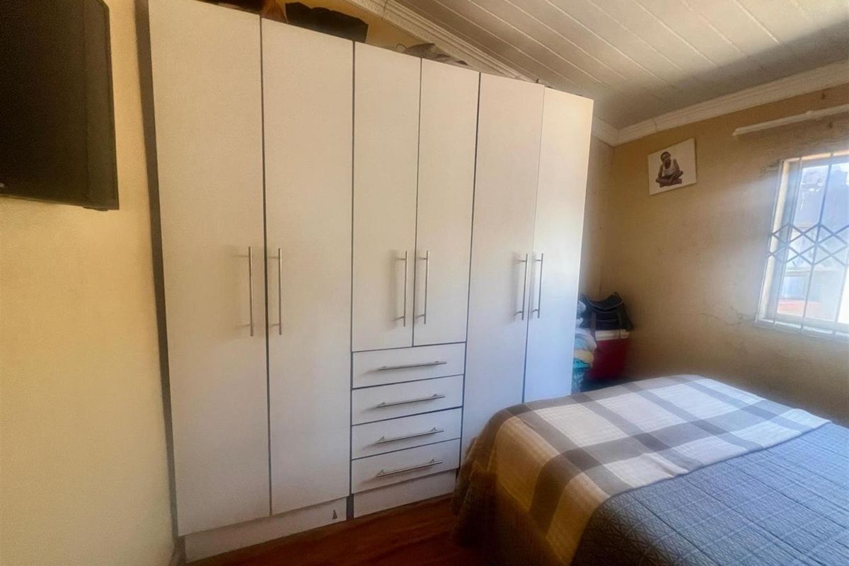 Spacious 5 bedroom house located in the heart of Mdantsane Nu 11 East London - Photo 5