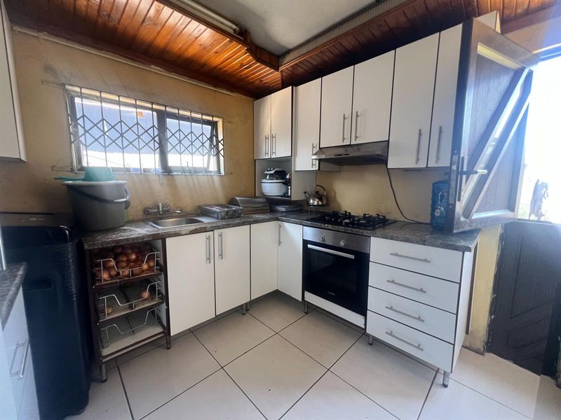 Spacious 5 bedroom house located in the heart of Mdantsane Nu 11 East London - Photo 2