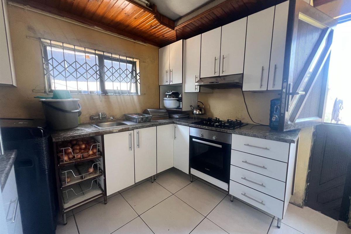 Spacious 5 bedroom house located in the heart of Mdantsane Nu 11 East London - Photo 2