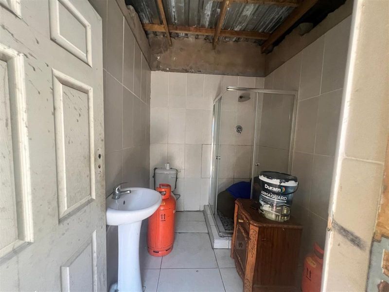 Spacious 5 bedroom house located in the heart of Mdantsane Nu 11 East London - Photo 7