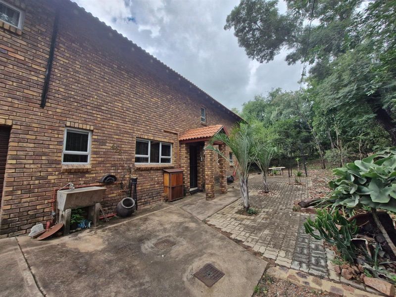 Very well-appointed home with outstanding entertainment area - Photo 10