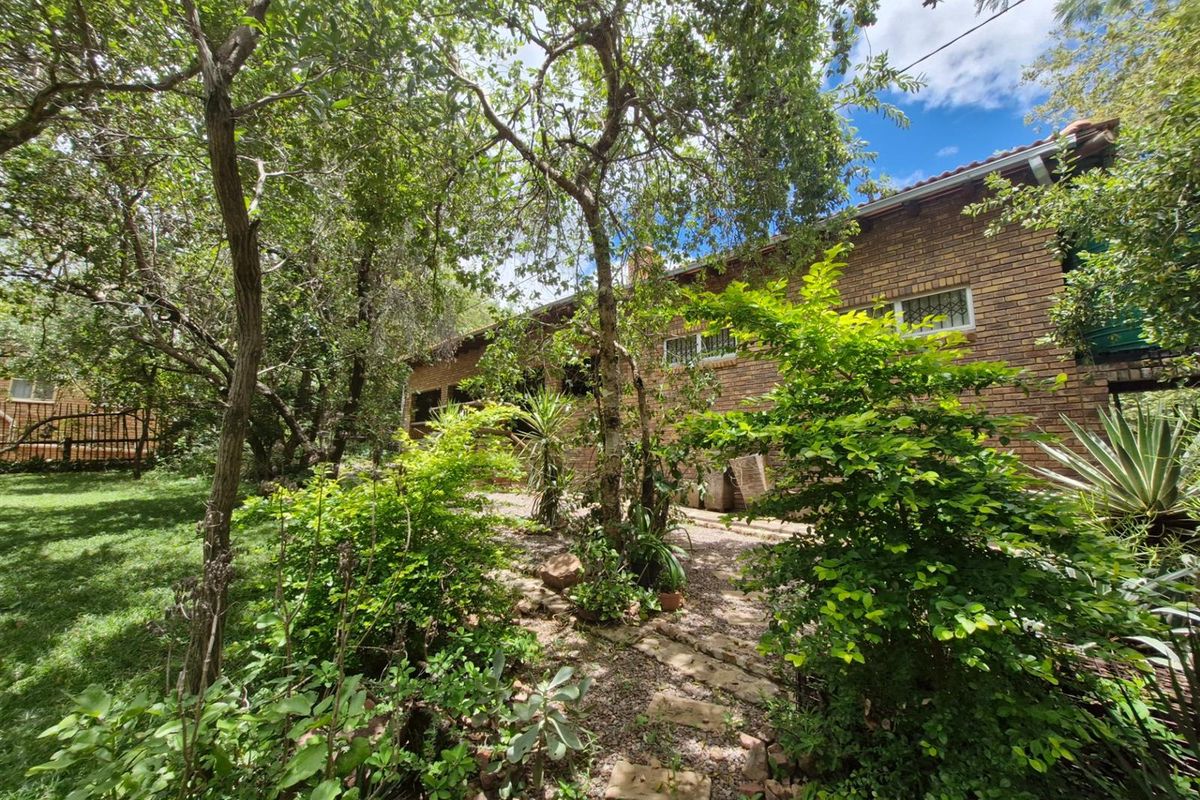 Very well-appointed home with outstanding entertainment area - Photo 3