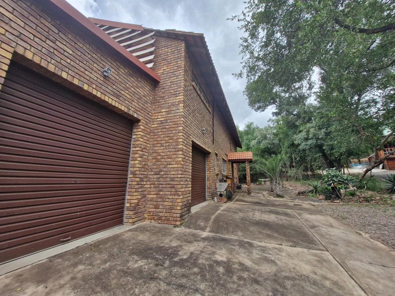 Very well-appointed home with outstanding entertainment area - Photo 8