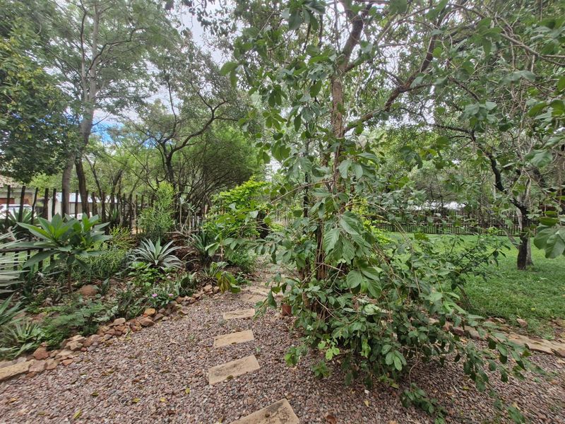 Very well-appointed home with outstanding entertainment area - Photo 7