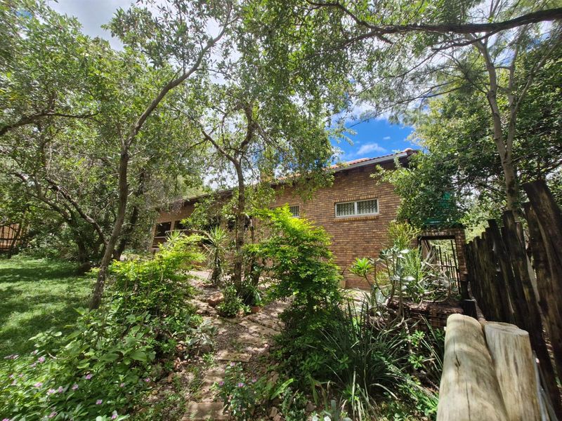 Very well-appointed home with outstanding entertainment area - Photo 6