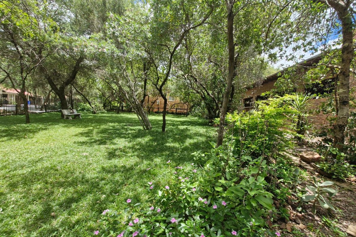 Very well-appointed home with outstanding entertainment area - Photo 2