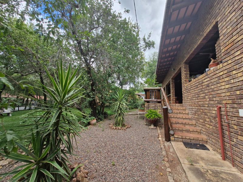 Very well-appointed home with outstanding entertainment area - Photo 9