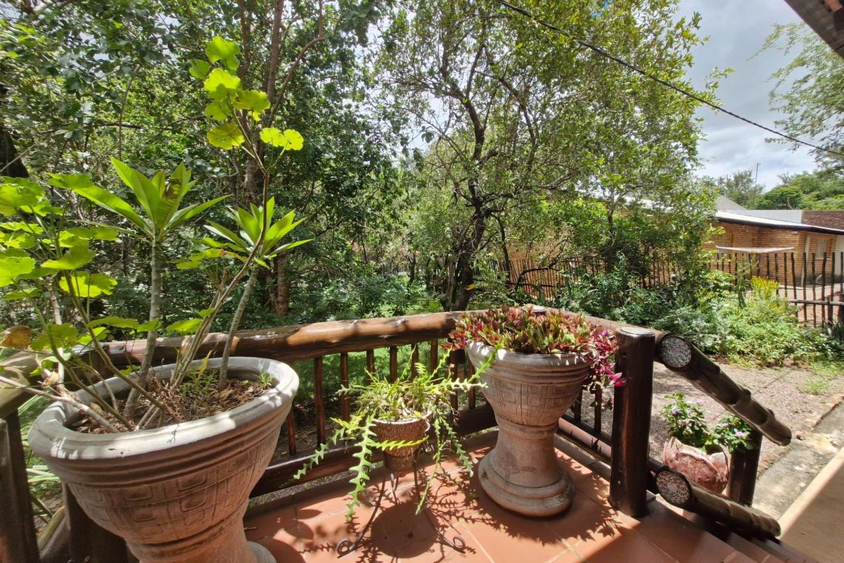 Very well-appointed home with outstanding entertainment area - Photo 4