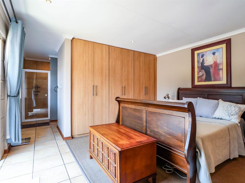 4 Bedroom home  with Flatlet and Solar System in Boomed Area - Photo 4