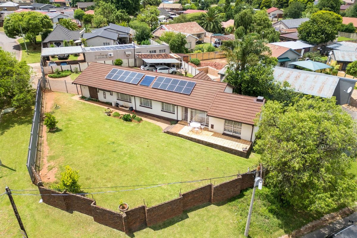 SOLD - 3 Bedroom House For Sale in Witpoortjie, Roodepoort - Photo 2