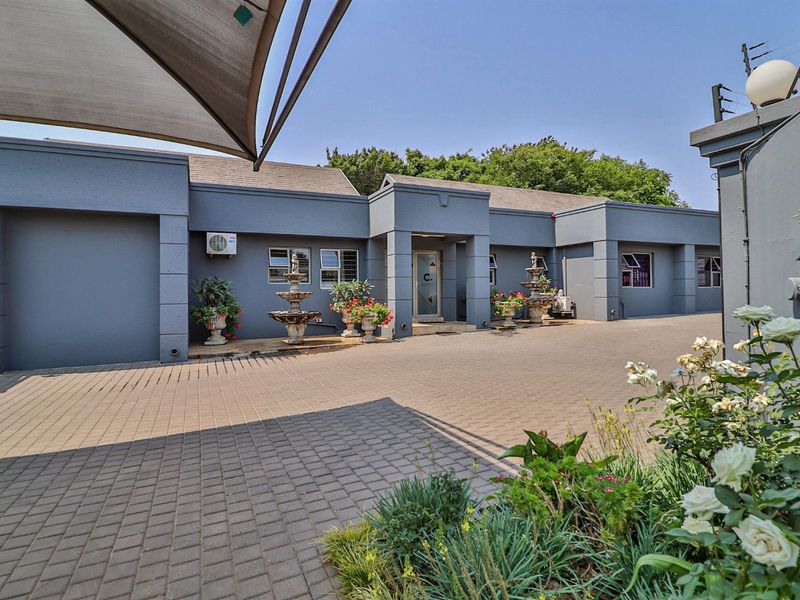 Stunning Furnished Prime Office Space In Sublime Parkmore Location - Photo 2