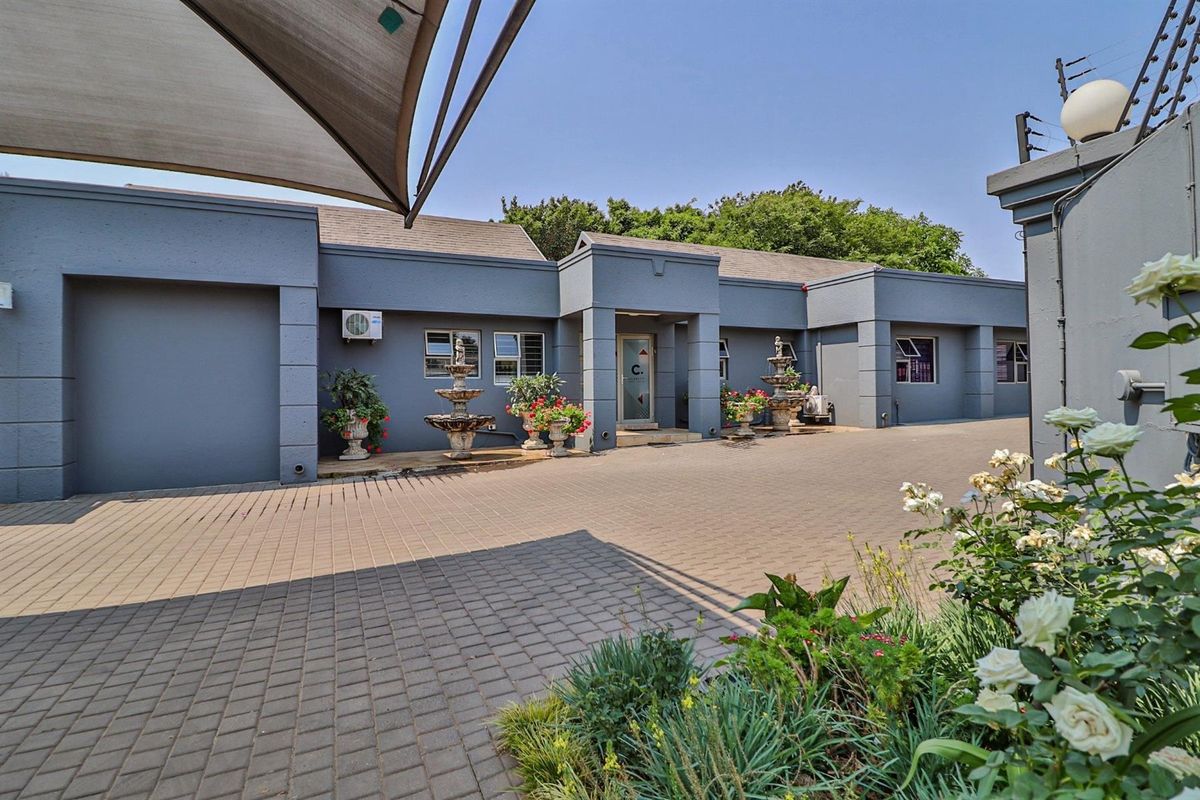 Stunning Furnished Prime Office Space In Sublime Parkmore Location - Photo 2