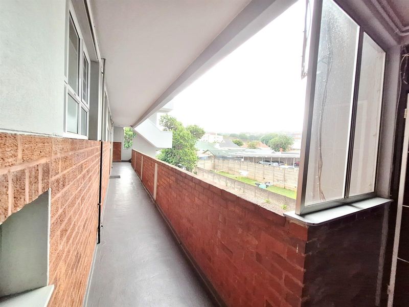 Freshly painted, Spacious 2  bedroom Apartment For Sale in Bulwer, Durban, KwaZulu Natal - Photo 4