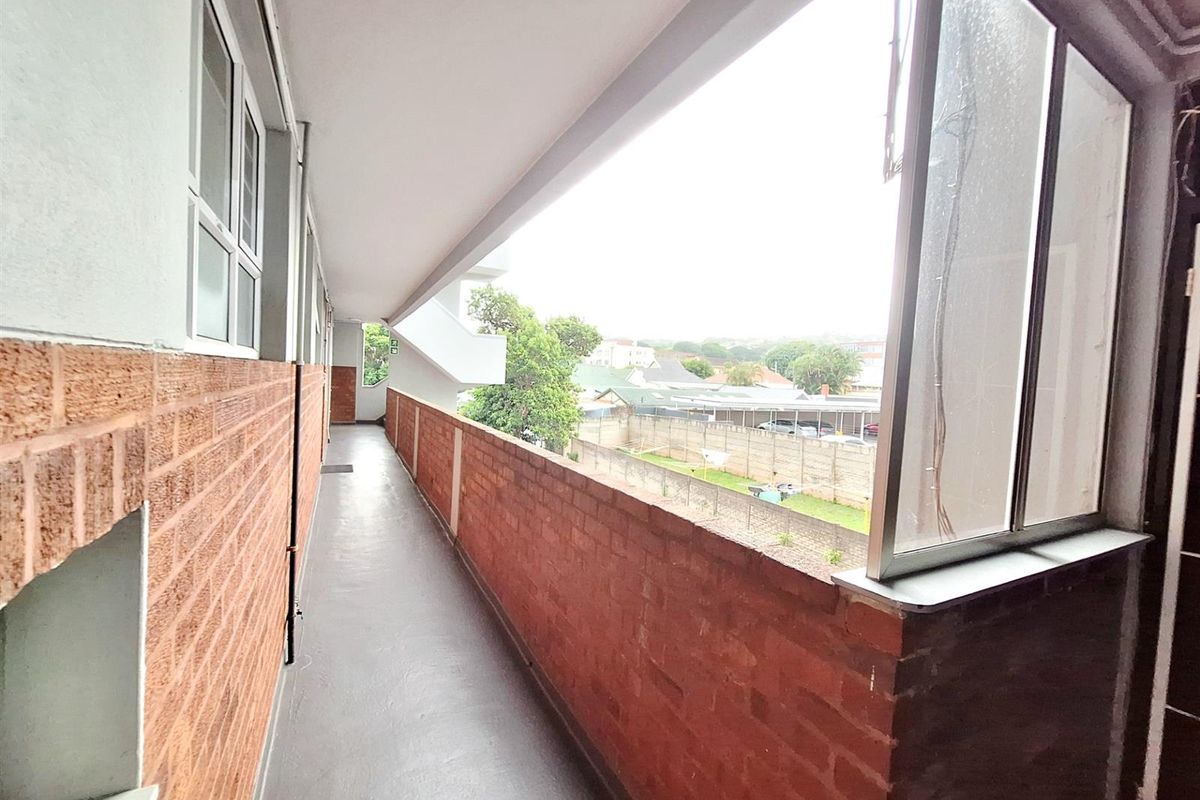 Freshly painted, Spacious 2  bedroom Apartment For Sale in Bulwer, Durban, KwaZulu Natal - Photo 4