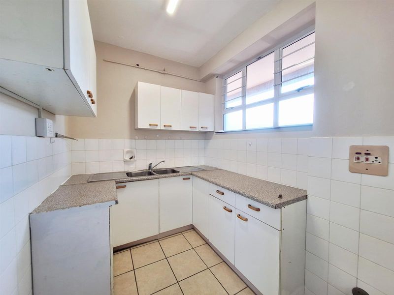 Freshly painted, Spacious 2  bedroom Apartment For Sale in Bulwer, Durban, KwaZulu Natal - Photo 10