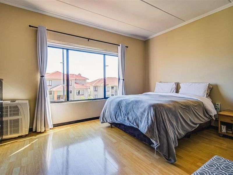 Stylish Contemporary Living in Secure Estate - Photo 9