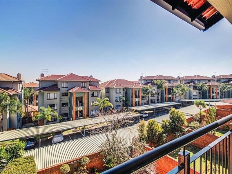 Stylish Contemporary Living in Secure Estate - Photo 7