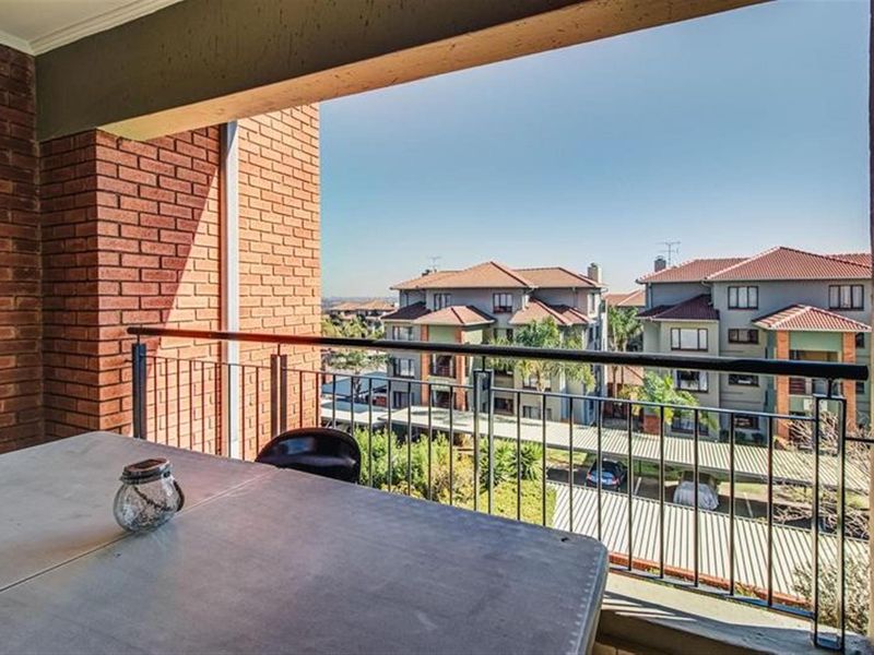 Stylish Contemporary Living in Secure Estate - Photo 6