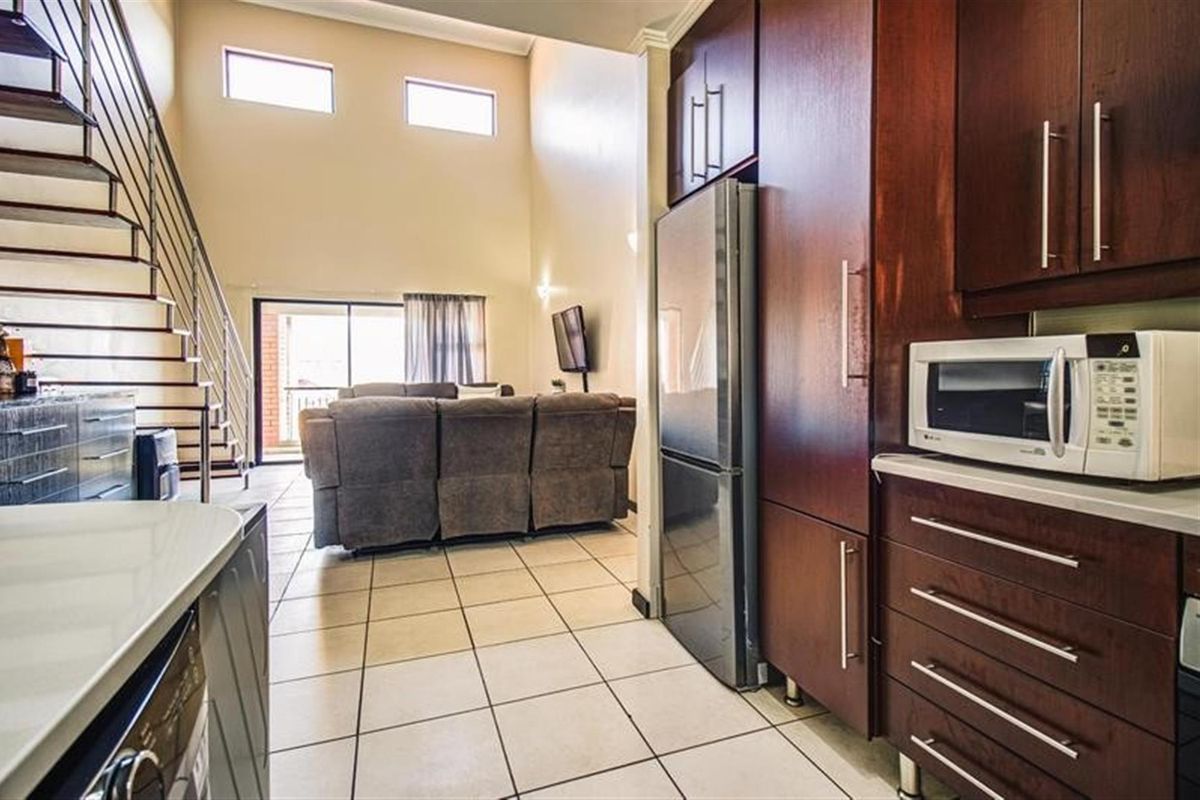 Stylish Contemporary Living in Secure Estate - Photo 4